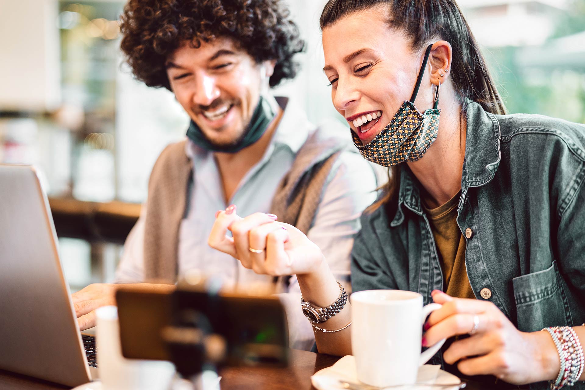 young-milenial-influencers-sharing-creative-conten-2021-08-30-10-26-19-utc